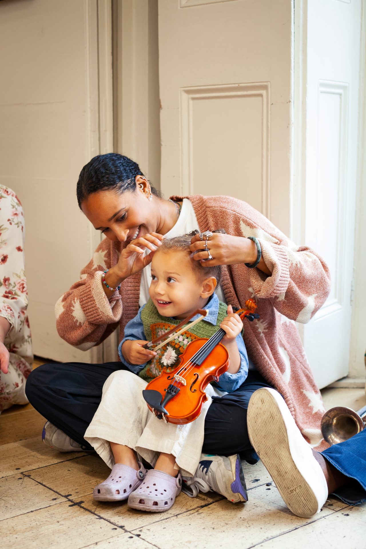 Mum and daughter having fun with a violin at a Mini Mozart music class for babies and toddlers